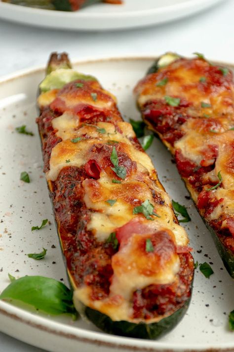 Courgette Recipe Ideas, Healthy Courgette Recipe, Courgette Aesthetic, Stuffed Courgettes Recipes, Courgette Aubergine Recipe, Plat Healthy, Cake Courgette, Sauce Tomate, Batch Cooking