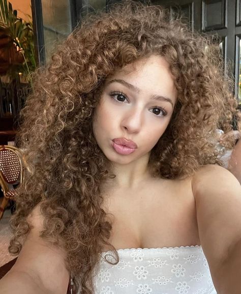 Hair Pack, Hairdos For Curly Hair, Beautiful Curls, Curly Hair Inspiration, Dream Hair, Pretty Selfies, Pretty Hairstyles, Hair Goals, Makeup Inspiration