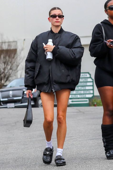 Prada Loafers Outfit, Loafers Outfit Summer, Socks And Loafers, Prada Loafers, Hailey Baldwin Style, Loafers Outfit, Street Fits, Model Looks, Winter Fit