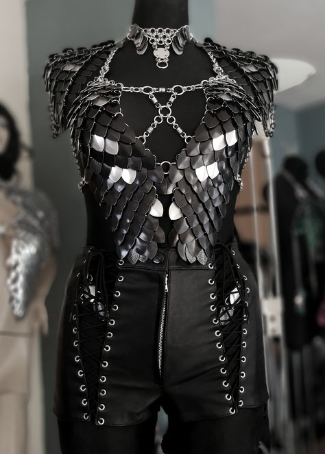 Dragon Themed Outfit, Dnd Scale Mail, Dragon Scale Mail, Scalemail Dress, Black Armour, Scale Mail Armor Female, Dragon Scale Outfit, Dragoncore Outfits, Scale Mail Armor Dnd