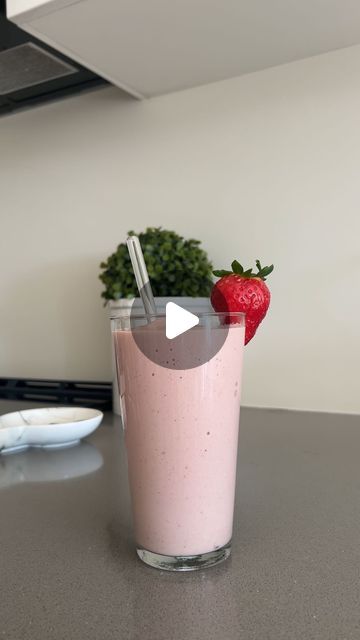 Steph Boachie on Instagram: "40g HIGH PROTEIN EHP STRAWBERRY SMOOTHIE 🍓 

For my girlies working hard to get their protein in daily, here’s a high protein smoothie that’s delicious and will helps with the gains | Save for later 💪🏾

Ingredients 
1/2 cup of ice 
3/4 cup of frozen strawberries
1/2 banana 
1/2 cup of milk of choice. I use almond milk 
1/2 cup of Greek yogurt. I used @oikos_canada high protein yogurt 
1 tbsp of peanut butter 
1 tsp of vanilla extract 
1 scoop @ehplabs oxywhey vanilla protein. Use code: Stephby to save 

*blend ingredients together and enjoy!" High Protein Yogurt, Luncheon Menu, Healthy Juicing, Healthy Protein Shakes, Healthy Juice Drinks, Protein Yogurt, High Protein Smoothies, Strawberry Drinks, Oat Smoothie