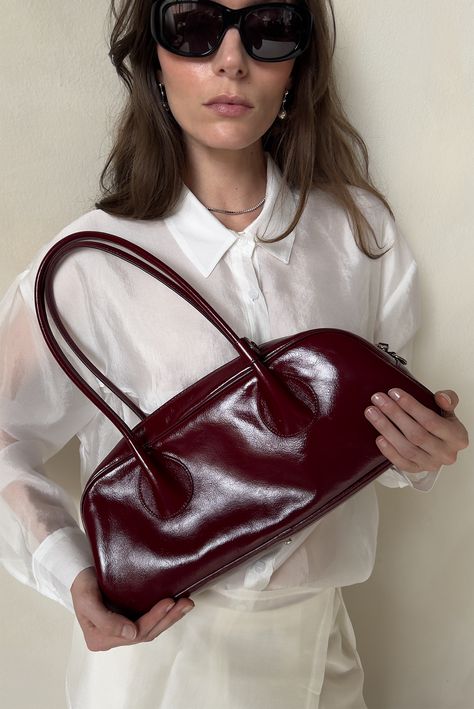 Bowler Bag Outfit, Cherry Bag Outfit, Bowling Bag Outfit, Cherry Red Bag, Baguette Bag Outfit, Wardrobe Plan, Cherry Bag, Bag Styling, Minimal Bags