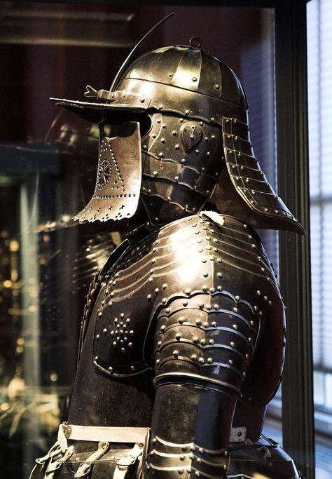 Polish winged hussar armor, c. XVII century [600x800] Hussar Armor, Winged Hussar, Polish Hussars, Polish Winged Hussars, Armor Clothing, Ancient Armor, Historical Armor, Knight In Shining Armor, Knight Armor