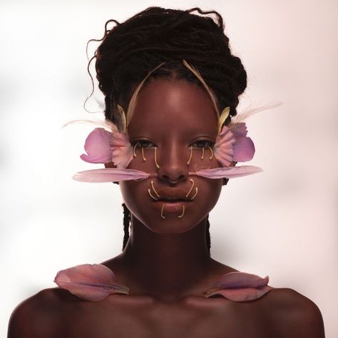 Spunky Aesthetic, Black Ethereal Aesthetic, Flower Fairy Makeup, Floral Makeup Looks, Flower People, Flower Mask, Flower Makeup, Willow Smith, Photoshoot Concept