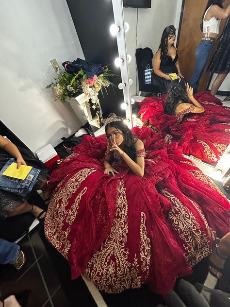 Quinseñeras Dress Red, Quince Dresses Black And Red, Red Quince Aesthetic, Red Quinceanera Dresses With Bow, Burgundy Red Quince Dresses, Quince Pic Ideas, Quince Themes Red, Dark Red Quince, Suprise Dance Outfits Quinceañera