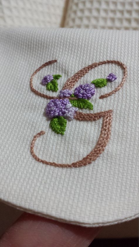 stem stitch, letter G Stem Stitch Embroidery Motifs, Ambrodary Design, Letter G Embroidery, G Embroidery, Hoop Crafts, Stem Stitch, Alphabet Embroidery, Embroidery Stitches Beginner, Embroidery Hoop Crafts