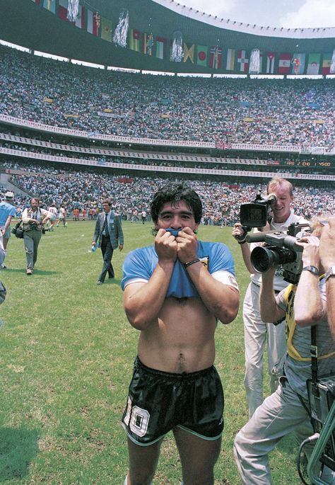 Maradona, a 34 años del duelo con Inglaterra: "Más no le puedo pedir a la vida" El Diez recordó la eliminación a los ingleses en los cuartos de final del Mundial de México 1986, con la Mano de Dios y el Gol del Siglo. “Me sigue emocionando”, dijo. American Football Quotes, Inspirational Soccer Quotes, Lionel Messi Fc Barcelona, Soccer Photography, Argentina Football, Football Photography, Football Vintage, Football Images, Football Icon