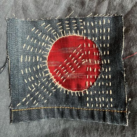 Cool Stitching Ideas, Japanese Sashiko Embroidery, Sashiko Embroidery Patterns Free, Sashiko Clothing, Sashiko Pattern Free, Boro Patches, Boro Mending, Visible Mending Stitches, Sashiko Mending