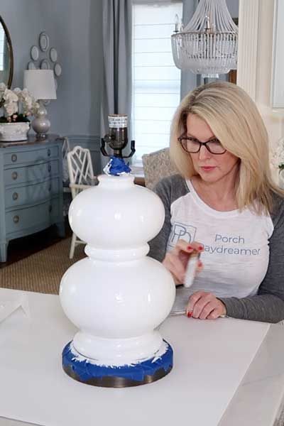 Step by step how to paint ceramic or pottery lamps in ANY COLOR, for less than $5! #paintlamp #budgetdecor #paintideas #paintprojects #porchdaydreamer Best Paint For Glass, Spray Paint Ceramic, Pottery Lamps, Painted Kitchen Tables, Chalk Paint Furniture Diy, Diy Updo, Ceramic Lamp Base, Paint Ceramic, Glass Lamp Base