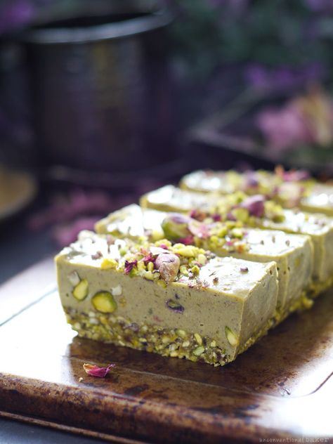 Raw Pistachio Slice Recipe Scones Vegan, Deserturi Raw Vegan, Raw Vegan Cheesecake, Raw Pistachios, Cheesecake Vegan, Patisserie Fine, Raw Vegan Desserts, Raw Cake, Raw Desserts