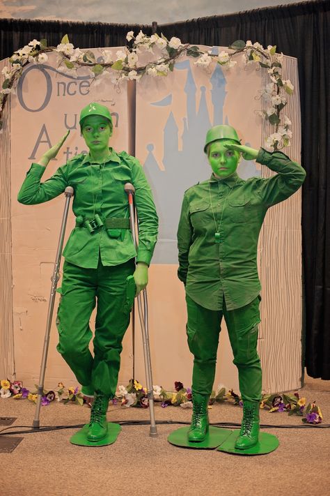 Toy story Green army men. Costume idea! Disney Toy Story Soldiers, Army Men Costume, Halloween Toy Story, Toy Soldier Costume, Disfraz Toy Story, Toy Story Costume, Book Week Costume Ideas, Toy Story Party Ideas, Toy Story Halloween