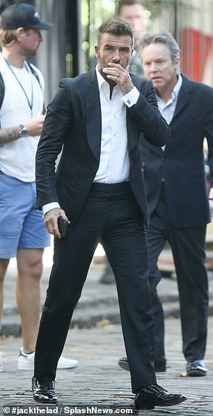 Black Suit Brown Shoes, Beckham Hairstyle, David Beckham Haircut, Beckham Suit, Chinese Hotel, David Beckham Style Outfits, David Beckham Suit, Beckham Family