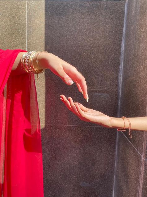 Desi Friends Photoshoot Ideas, Aesthetic Saree Poses With Friends, Saree Poses With Bestie, Saree Poses With Friends, Bestie Shoot, Hand Aesthetic, Group Picture Poses, Bestie Pics, Sisters Photoshoot Poses