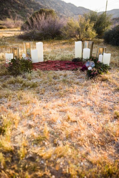 Gorgeous, early fall desert elopement inspiration! Fall Elopement Decor, Outdoor Fall Elopement, Outdoor Elopement Decor, Fall Elopement Ideas, Cowboy Elopement, Elopement Ceremony Decor, Elopement Decorations, Desert Glam, Elopement Decor