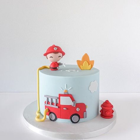 Fire Truck Theme Cake, Birthday Cake Fire Truck, Fire Truck Birthday Party Ideas Cake, Firetruck Birthday Cakes, Firefighter Cake Ideas, Fire Truck Cakes, Fireman Birthday Party Ideas, Fireman Birthday Cake, Firetruck Birthday Cake