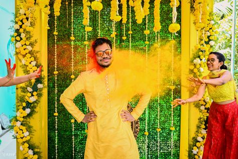 Haldi Photoshoot For Groom, Haldi Video Shoot Boy, Haldi For Groom, Haldi Ceremony Boy, Haldi Groom Poses, Groom Haldi Poses, Boys Haldi Ceremony, Haldi Poses For Groom, Groom Haldi Photoshoot