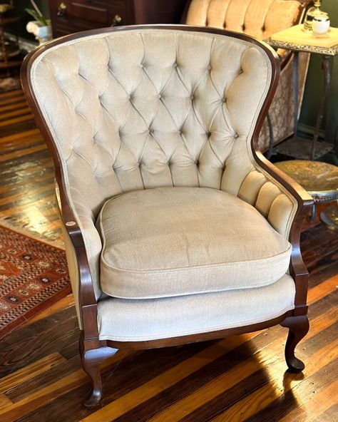 𝐒𝐎𝐋𝐃— Vintage Cream Velvet Tufted Chair. Beautiful tufted arm chair with a neutral, cream colored upholstery. It would make a great living room accent chair or comfy lounging spot in a reading nook. In very good condition with minor wear on the wood frame due to age. No stains or tears in the upholstery. 32”w x 29”d x 35”t, seat 19”t $170 This piece can be seen in store while still available. Pick up, local delivery or uShip. 📍Columbia, PA Dm to purchase or get a shipping quote! ______... Victorian Furniture Decor, Velvet Tufted Chair, Great Living Room, A Reading Nook, Vintage Mid Century Furniture, Tufted Chair, Tufted Arm Chair, Victorian Furniture, Velvet Accent Chair