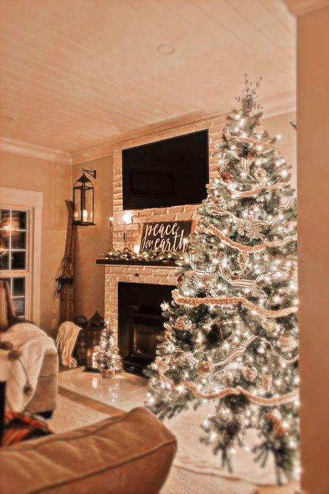 Cozy Farmhouse Christmas, Amazing Christmas Trees, Winter Things, Holiday Inspo, Popcorn Ceiling, Farmhouse Christmas Tree, Cosy Christmas, Christmas Room Decor, Christmas Feeling