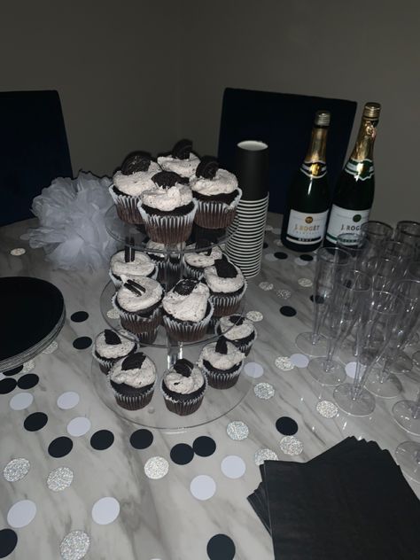 Black And White Ball Birthday Party, Black White And Silver Themed Party, Xo Themed Birthday Party, Black And White Brunch Decor, Birthday Party White Theme, Black And Silver Birthday Decorations Decorating Ideas, Black And Silver Themed Party, 16 Birthday Party Ideas Black, All Black 21st Birthday Party