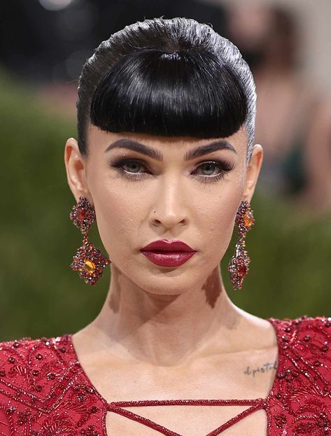 15 Megan Fox Makeup Looks That Are Forever on Our Mood Board Megan Fox Bangs, Megan Fox Met Gala, Fox Bangs, Megan Fox Makeup, Fox Makeup, Growing Out Bangs, Burgundy Lips, Megan Denise Fox, Maybelline Instant Age Rewind