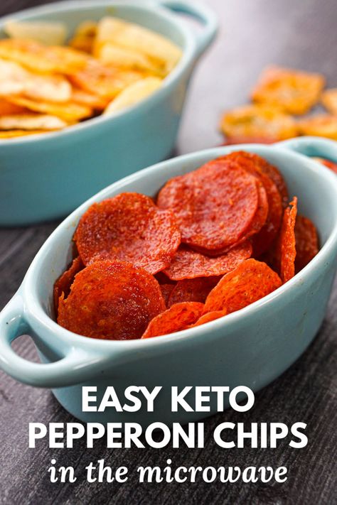 blue bowl with keto Pepperoni chips and text Keto Pepperoni Chips, Cheddar Crackers Recipe, Smoker Meat Recipes, Keto Pepperoni, Pepperoni Chips, Keto Cheese Chips, Parmesan Cheese Crisps, Pepperoni Recipes, Easy Low Carb Snacks