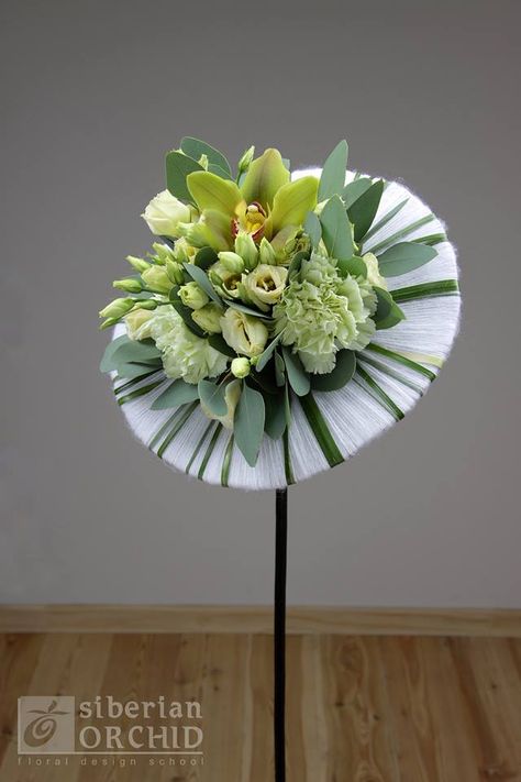 Bouquet Structure, Circle Structure, Pew Marker, Modern Wedding Bouquets, Contemporary Flower Arrangements, Modern Floral Arrangements, Floral Art Arrangements, Floristry Design, Church Flowers