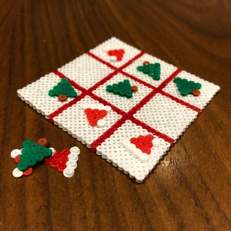 Christmas Bead Art, Christmas Hamma Beads, Perler Bead Tic Tac Toe, Christmas Perler Beads Ornaments, Christmas Perler Bead Ideas, Christmas Hama Beads Pattern, Christmas Ornaments Perler Beads, Christmas Pearl Beads, Hama Beads Patterns Christmas