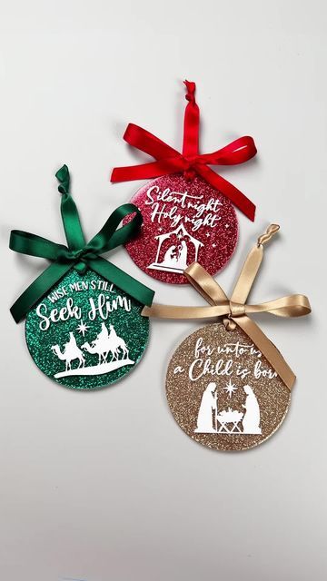 Cricut Ornament Ideas Easy Diy, Christmas Resin Ornaments, Christmas Glitter Ornaments, Cricut Ornaments, Glitter Ornaments Diy, Resin Ornaments, Christmas Craft Fair, Jesus Christmas, Acrylic Ornaments