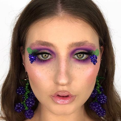 🕷CHARLOTTE BARKER on Instagram: “GRAPES 🍇🍇🍇 do you like red or green grapes better ??? I prefer the red 😋 ——————————————————— FACE @anastasiabeverlyhills luminous…” Fruit Makeup Looks, Grape Makeup, Fruit Makeup, Tik Tok Makeup, Makeup Cheap, Drugstore Makeup Tutorial, Summer Mood Board, Electric Forest, Red Face