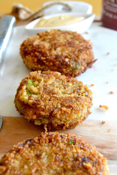 Avocado Crab Cakes sends an ordinary crab cake right off the charts! This recipe has big Chunks of crab mixed with cubes of fresh avocado that gives a creamy, full flavor bite! Dip it in a Sriracha dipping sauce for added zing! Sriracha Dipping Sauce, Crispy Crab Cakes, Crab Cakes Easy, Crab Cake Recipes, Crab Cake, Wine Dinner, Fresh Avocado, Avocado Recipes, Crab Cakes