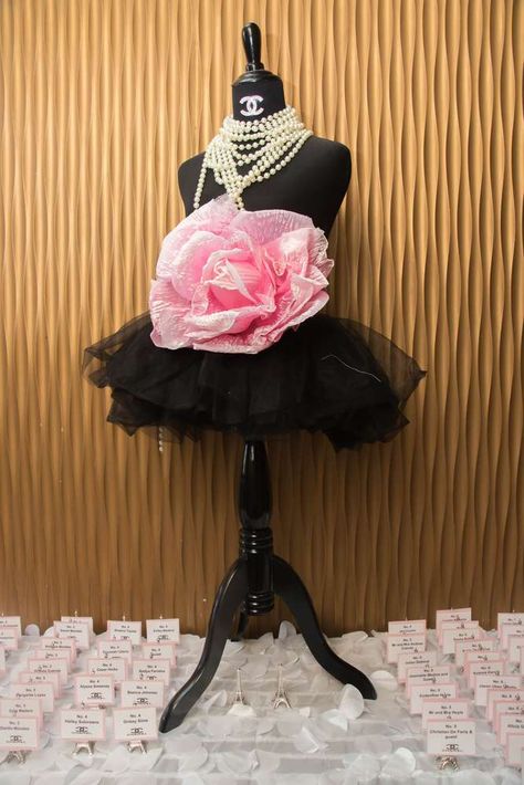 Dior Party Ideas, Mannequin Centerpiece Party Ideas, Coco Chanel Decoration Party, Designer Party Decorations, Runway Birthday Party Ideas, Chanel 16 Birthday Party, Chanel Decorations Party, Channel Party Ideas, Chanel Party Theme Decoration