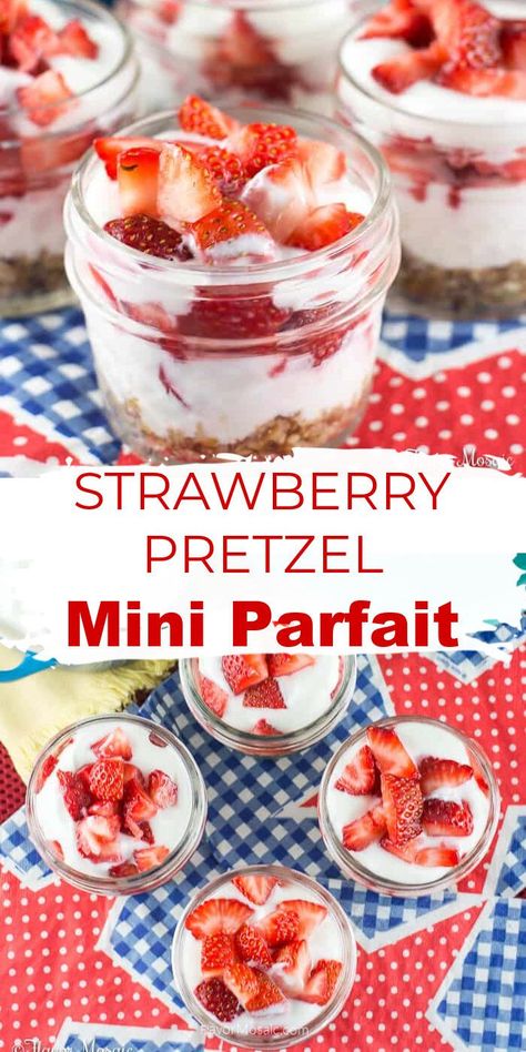 Fruit Cake Ideas, Jar Deserts, Pretzel Parfait, Mini Parfaits, ขวดโหล Mason Jar, Pretzel Dessert, Strawberry Pretzel Dessert, Jar Desserts, Portable Dessert