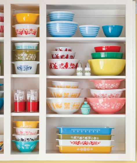 Colorful Cookware, Vintage Pyrex Collection, Pyrex Display, Vintage Pyrex Dishes, Cottage Journal, Pyrex Patterns, Vintage Pyrex Bowls, Shabby Chic Wallpaper, Pyrex Collection