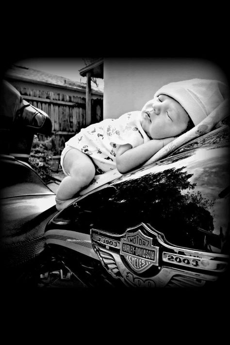 Baby Harley photograph Harley Davidson Kids, Harley Baby, Biker Baby, Motorcycle Baby, Harley Davidson Baby, Baby Bike, Chopper Motorcycle, Newborn Baby Photos, Newborn Shoot