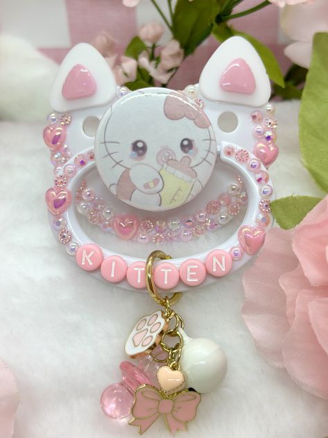 Deco Pacifier, Baby Hello Kitty, Yami Kawaii Art, Easy Dragon Drawings, Bling Pacifier, Aesthetic Bath, Adult Pacifier, Hello Kitty Baby, Kitty Baby