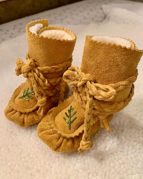 Beaded native Baby wrap moccasins Beaded Baby Moccasins, Baby Moccasin Pattern, Moccasin Pattern, Beaded Moccasins, Cute Sewing Projects, Baby Moccasins, Baby Wraps, Beaded Wraps, Beadwork Patterns