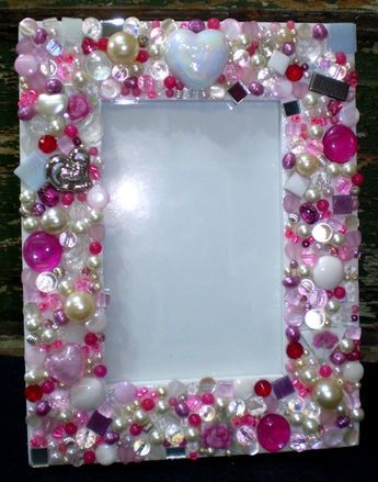 Bling Picture Frames, Halloween Jewelry Diy, Mosaic Mirror Frame, Jeweled Picture Frame, Paper Flowers Diy Easy, Jeweled Picture, Picture Frame Crafts, Vintage Jewelry Ideas, Vintage Jewelry Repurposed