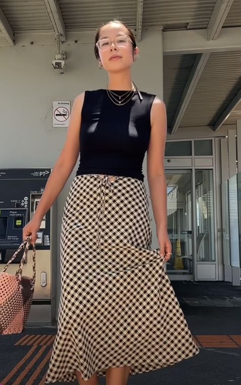 Paskuhan Outfit, Warm Weather Work Outfit, Patterned Skirt Outfit, Work Outfit Summer, Polished Casual, Glad Rags, Summer Work Outfits, Minimal Outfit, Menorca