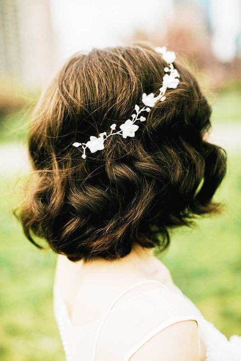 Stylish Easy Wedding Hairstyles ❤ See more: http://www.weddingforward.com/easy-wedding-hairstyles/ #weddings Loose Curls Short Hair, Short Bridal Hair, Wedding Hairstyles With Crown, Growing Out Hair, Wavy Wedding Hair, Wedding Hairstyles Medium Length, Hairstyle Idea, How To Curl Short Hair, Best Wedding Hairstyles