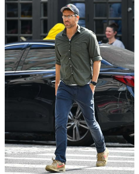 40 Year Old Mens Fashion, Ryan Reynolds Style, Nb Outfit, Old Man Outfit, Fashion For Men Over 40, Mens Smart Casual Outfits, Men Fashion Casual Shirts, Stylish Men Casual, Mens Casual Dress Outfits