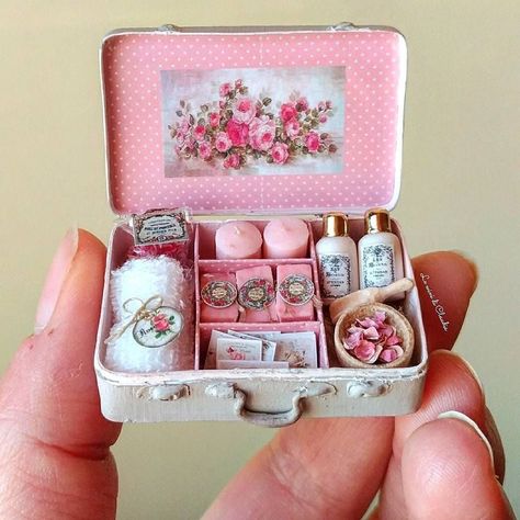 Altered Tins, Mini Doll House, Mini Craft, Lavender Roses, Miniature Diy, Barbie House, Mini Things, Miniature Crafts, Doll Furniture