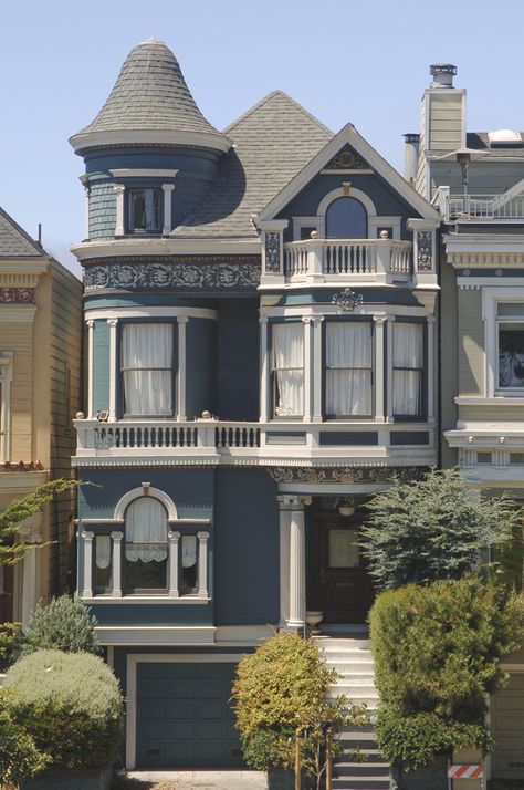 This house is a great example of a Queen Anne Style Victorian because of the use of balconies, intricate pattern and design, and the defined porch area. Victorian House Balcony, Queen Anne House Exterior, Queen Anne Architecture, Queen Anne Style House, Victorian Balcony, Queen Anne Victorian House, Victorian Architecture Interior, Victorian House Colors, Victorian Homes Exterior