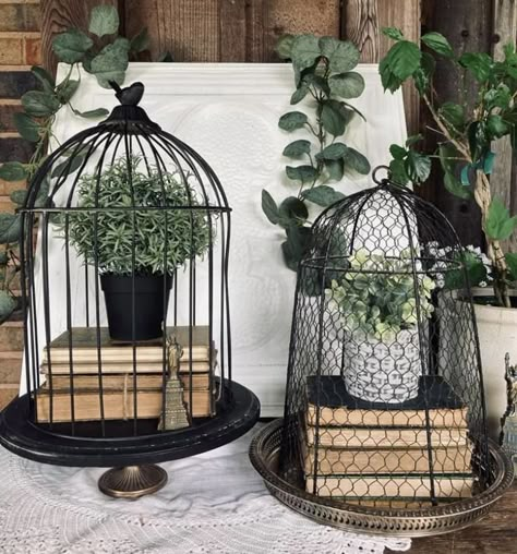 Bird Cage Decor Farmhouse, Cloches Decor Ideas, Birdcage Decor Ideas, Vintage Bird Cage Decor, Glass Cloche Decor, Cage Decor, Cloche Decor, Tafel Decor, Bird Cage Decor