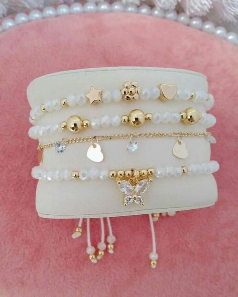 Diy Bracelets Design, Bracelet Set Ideas, Cute Diy Bracelets, Bracelets With Charms, Girly Bracelets, Diy Jewelry To Sell, Inexpensive Jewelry, Bracelets Ideas, Diy Bracelet Designs