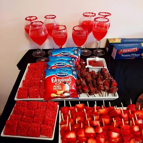 Red Color Party Food Ideas, Red Party Food Ideas, Red Board Night Food, Red Food Ideas Party, Red Food Party, Nuwe Jaar, Teacher Encouragement, Board Night, Gatsby Party Decorations