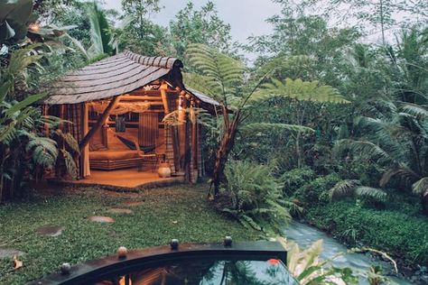 Houses In Bali, Bamboo Houses, Jacuzzi Pool, Bedroom Tile, Bali Accommodation, Bamboo Home, Resort Ideas, Balinese Style, Natural Architecture