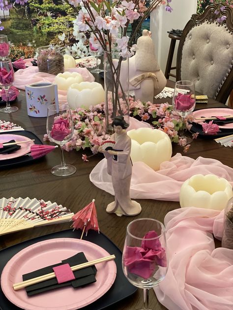 Cherry Blossom Table Setting, Japanese Cherry Blossom Themed Party, Asian Wedding Table Decor, Pink Hibachi Party, Japanese Place Setting, Sushi Table Setting Ideas, Japanese Garden Party, Sushi Party Ideas Table Settings, Japanese Table Setting Decor