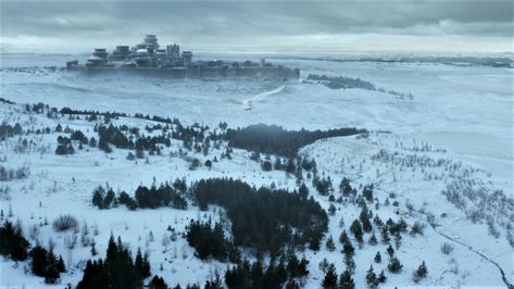 Exciting Night Shoots Ongoing at Winterfell for Game of Thrones Season 8! Raven Gif, Gif Game Of Thrones, Winds Of Winter, Watchers On The Wall, Kings Landing, Game Of Thrones Episodes, The Winds Of Winter, White Raven, Hbo Game Of Thrones