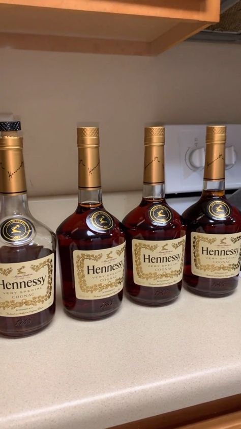 Henny Bottle Aesthetic, Hennessy Aesthetic, Bottles Alcohol Aesthetic, Aesthetic Liquor Bottles, Expensive Alcohol Aesthetic, Alcoholic Drinks Pictures, Liqour Aesthetics Dark, Hennessy Very Special Cognac, Alcohol Party