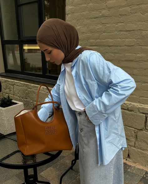 What could be better than ending the week on Friday with good coffee and a comfy fit? nothing :) 🧋🎧🛵 Coffee Color Outfit, Modest Winter Outfits, Hijabi Fits, Fashion Forward Outfits, Modest Summer Outfits, Personal Color, Good Coffee, Hijabi Style, Coffee Color